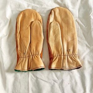 LEATHER AND SUEDE MITTS, SIZE 7, NEW UNUSED, SOFT GREEN FAKE FUR INSIDE, UNDAMAG